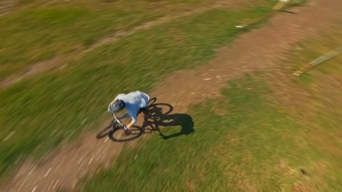 空中山地自行车手在山上的赛道上骑自行车