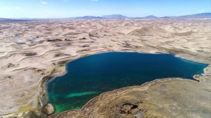 沙漠中的湖泊颜色鲜艳，就像镶嵌在其中的宝石一样