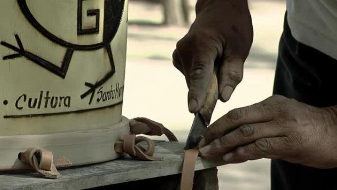 男子制作 “Bombo Leguero”，这是一种用木头和动物皮革制成的阿根廷鼓，用于当地传统民俗音