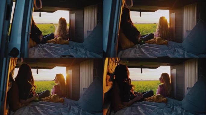 DS两名妇女喜欢面包车的生活，同时欣赏停在油菜籽田的露营车的景色