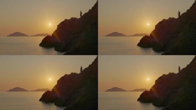 日落时分，一名妇女在海岸冥想，厄尔巴岛。