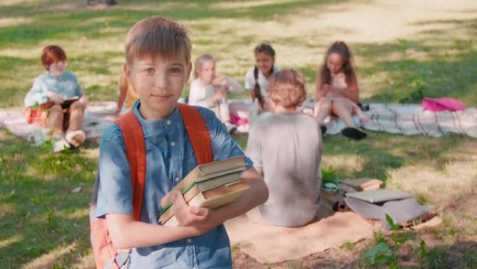 小学生在户外课上在公园摆姿势
