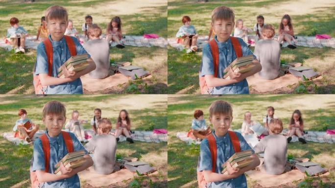 小学生在户外课上在公园摆姿势