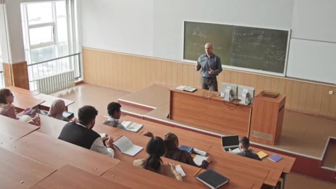 在演讲厅向学生教授数学的男教授