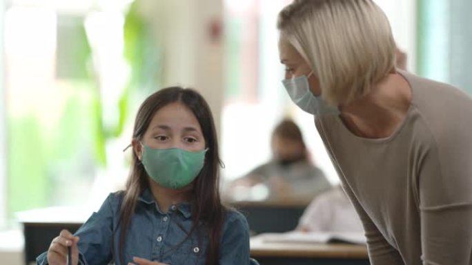 小学生在课堂上戴口罩