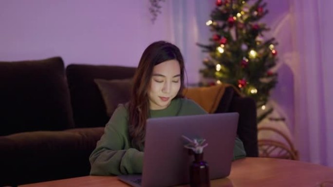年轻女子在网上购物过圣诞节。