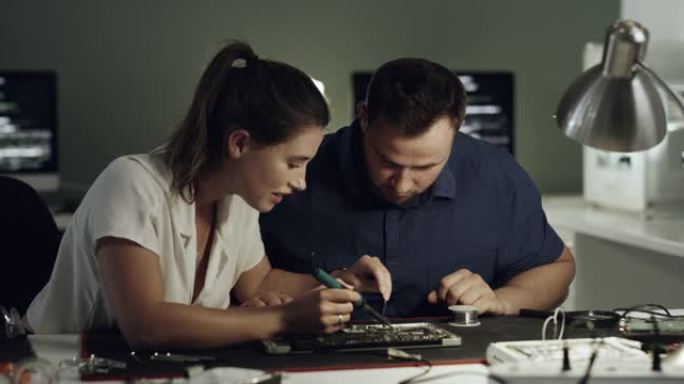 两名维修计算机硬件的年轻技术人员的4k录像