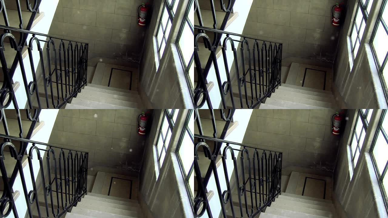 一栋旧公寓楼的楼梯内部，带有对称的楼梯和高天花板。