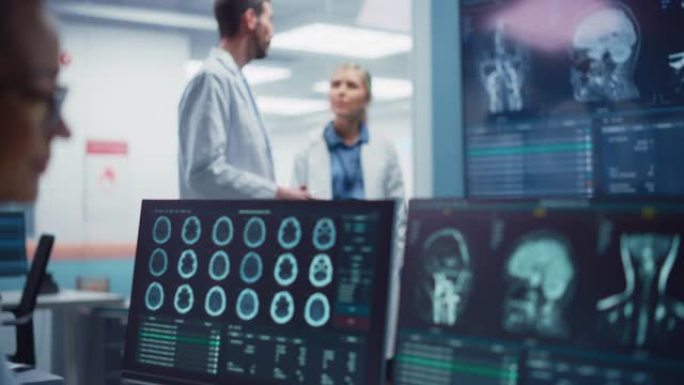 医疗医院卫生保健实验室: 使用带有脑部扫描MRI图像的计算机，从分析ct扫描的专业神经科学家到女性神