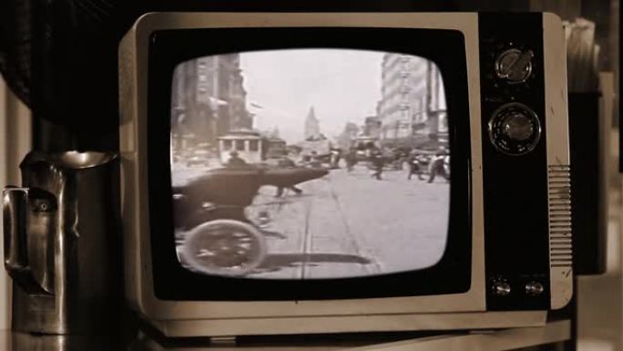 在复古电视上沿着旧金山的市场街旅行。棕褐色色调。