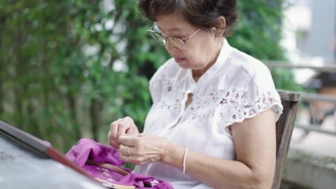 退休妇女在周末在家户外手工制作自己的爱好