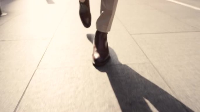 一个无法识别的商人在城市中行走的特写镜头