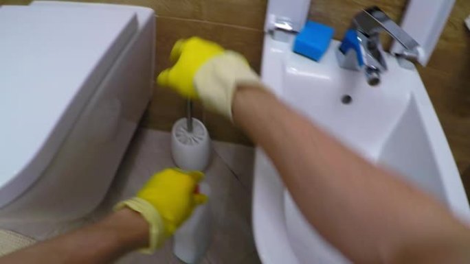 戴手套清洁坐浴盆的人的视点