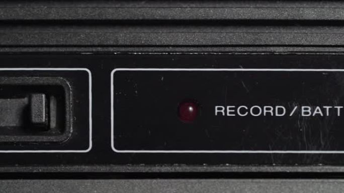 复古20世纪80年代盒式磁带录音机和带闪烁灯的计数器