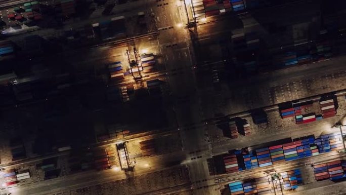 夜间集装箱运输繁忙工业港口的T/L鸟瞰图