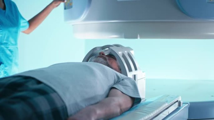 作物黑人医生开始对高级男子进行脑部MRI扫描