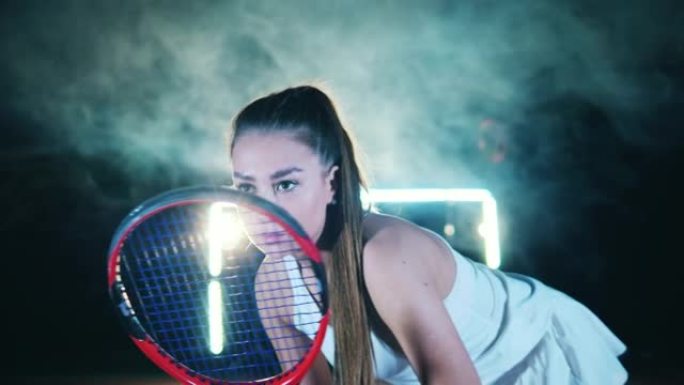 女子球员在打网球时很专注