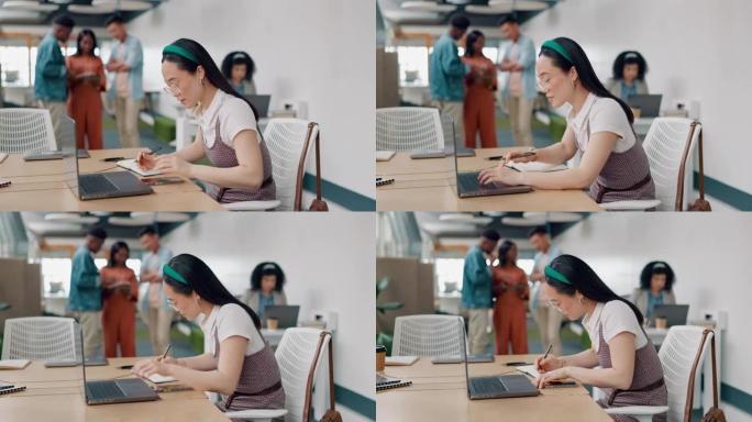 亚洲女性，笔记本电脑和笔记本电脑，用于计划策略，进度管理或办公室财务清单。员工，为创意创业公司阅读电