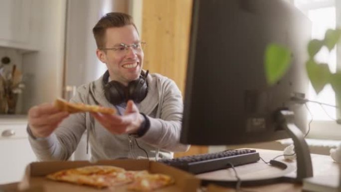 玩pc游戏时吃披萨的玩家
