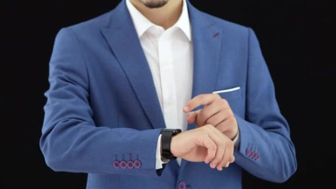 商人智能手表，Man使用智能手表全息数字。智能手表未来概念