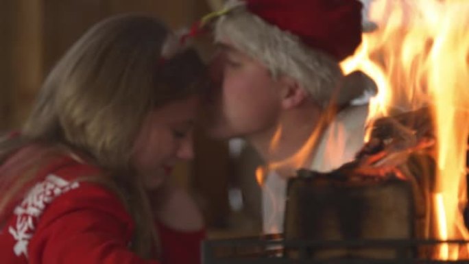 特写: 燃烧的火焰和可爱的情侣在圣诞节分享浪漫的时刻