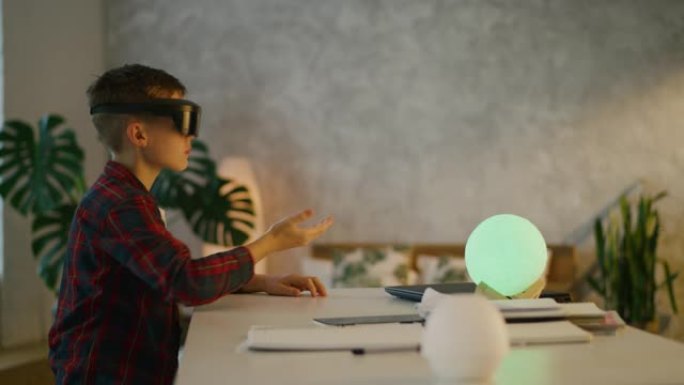 男孩在家中使用VR技术