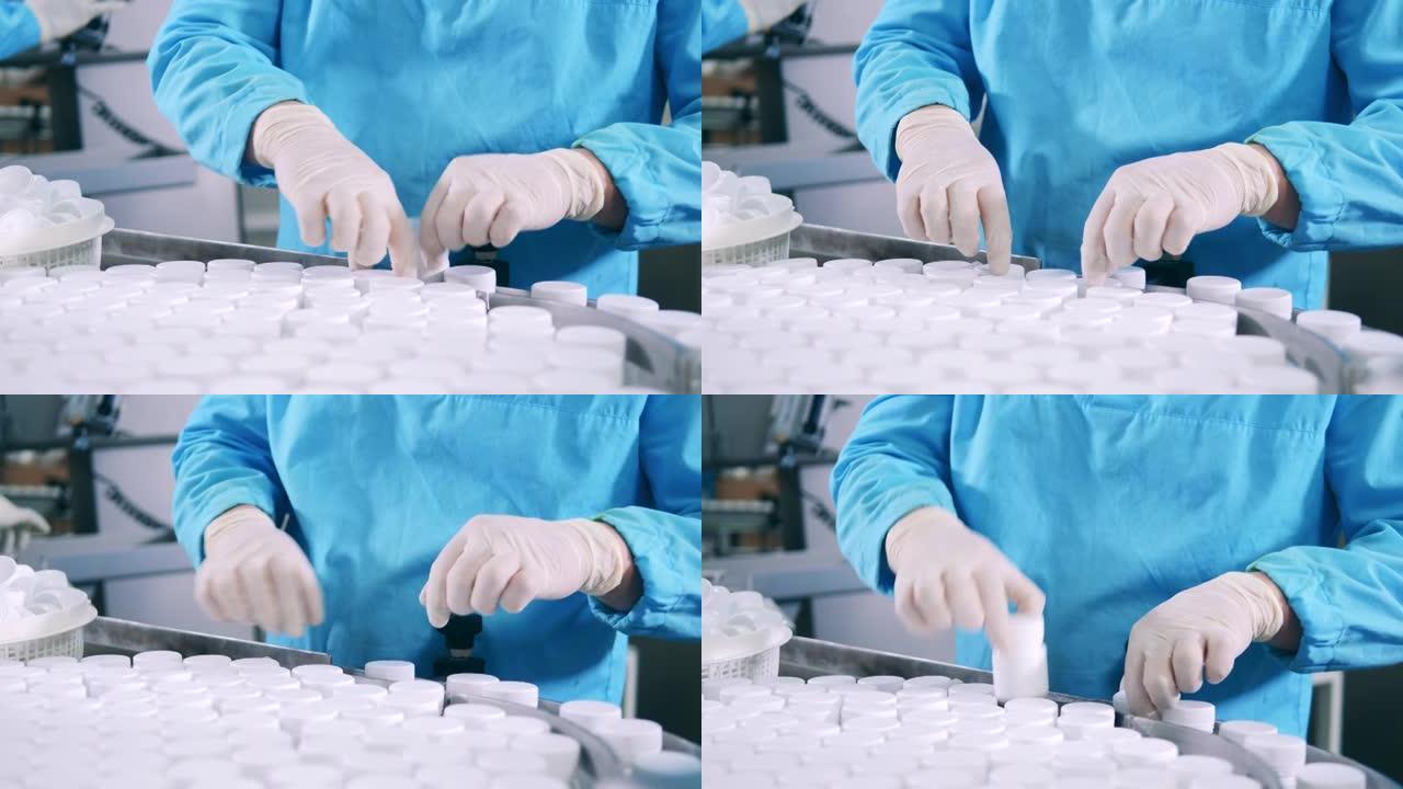 药理学工作者正在整理未贴标签的药丸罐
