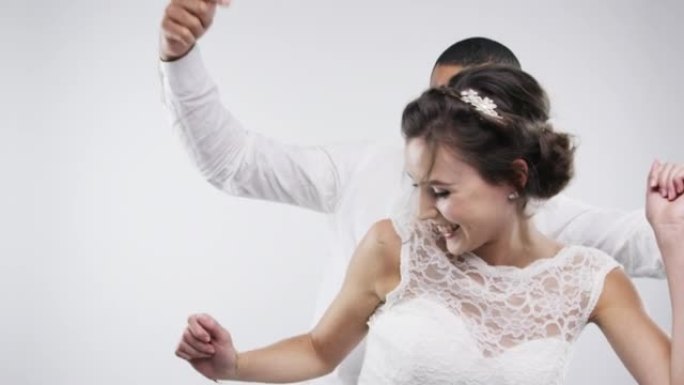 一个年轻的丈夫和妻子在工作室背景下跳舞的4k视频片段