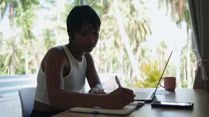 在家工作的女人笔记本电脑、泰族、只有女性