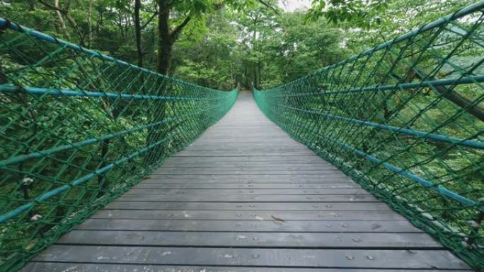 森林中的悬索桥木板桥览桥桥栏防护网
