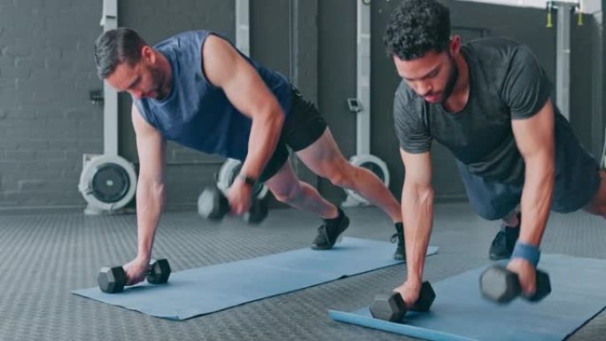 健身，健身房和男人用壶铃俯卧撑，朋友一起训练在地板上建立手臂和腹部肌肉。锻炼，健康和身体，人和私人教