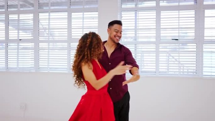 舞厅和萨尔萨舞夫妇，一起练习和训练健身、舞蹈和健康。黑人男子，黑人妇女和在工作室班跳舞跳舞，一起准备