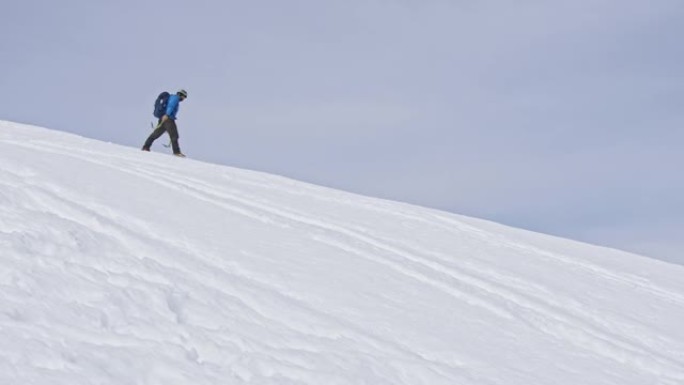 徒步旅行者在白雪皑皑的山上行走