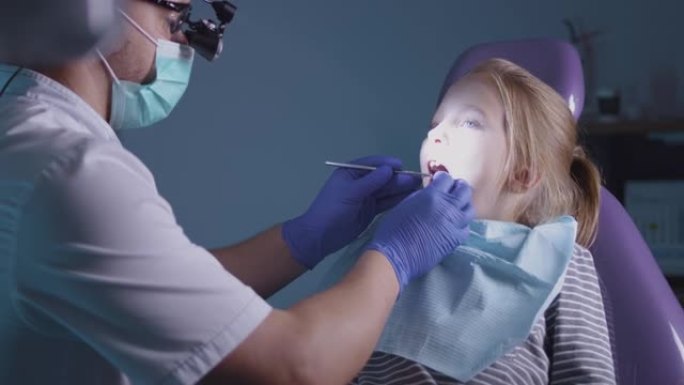 牙医检查儿童的牙齿