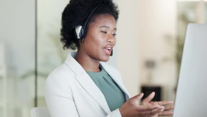 在虚拟会议期间，女商人通过计算机网络摄像头在会议视频通话中交谈。年轻的女性呼叫中心代理在咨询客户服务