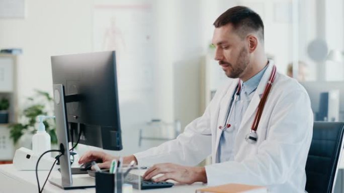 医院医生办公室: 在台式计算机上工作的成功男医师肖像，在线治疗，互联网视频通话咨询，撰写数字处方