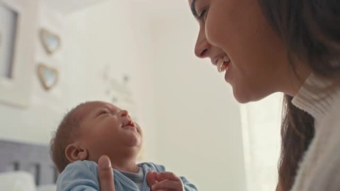 4k视频片段，一名妇女在家中与新生婴儿建立联系