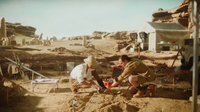 考古挖掘现场: 两位伟大的考古学家在挖掘现场工作，用刷子和工具仔细清理新发现的古代文明文物，化石遗骸