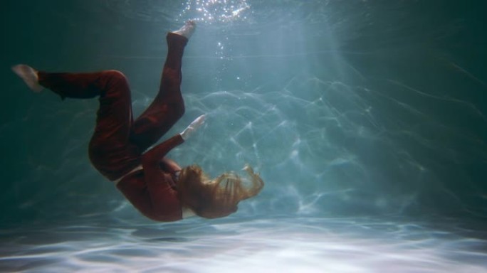 令人惊叹的电影镜头，年轻美丽的舞者在水下慢动作下颠倒了现代舞蹈动作。