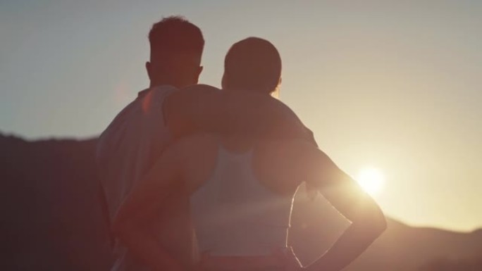 一对年轻夫妇在日落时分在乡下跑步的4k视频片段