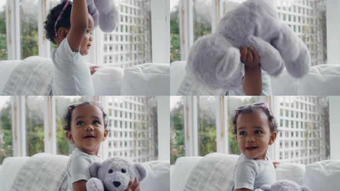 可爱的女婴在家玩泰迪熊玩具快乐的蹒跚学步的孩子享受童年4k