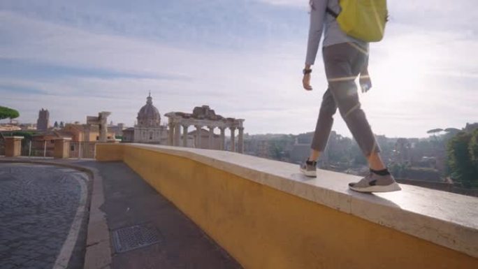 旅行者的幸福妇女步行参观意大利著名地标，而早晨在意大利罗马大教堂的背景下张开双臂。具有多样性概念的体