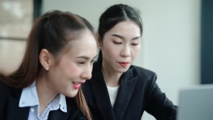 亚洲女企业家在他们的公司共同致力于新项目。