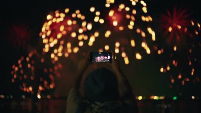 庆祝新年在夜空拍摄烟花