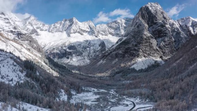 深秋的雪山和树木雪林雪景冰天湖泊