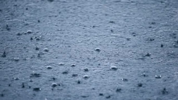 地面上的雨滴地面上的雨滴下雨