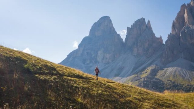 身体意识强的女人在风景如画的山区户外徒步旅行