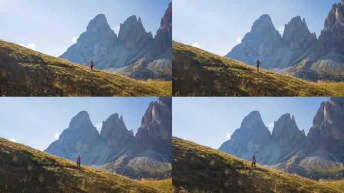 身体意识强的女人在风景如画的山区户外徒步旅行