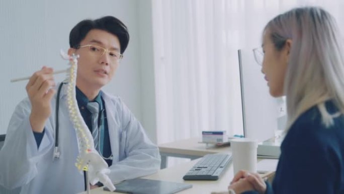 亚洲男医生在医院听女病人
