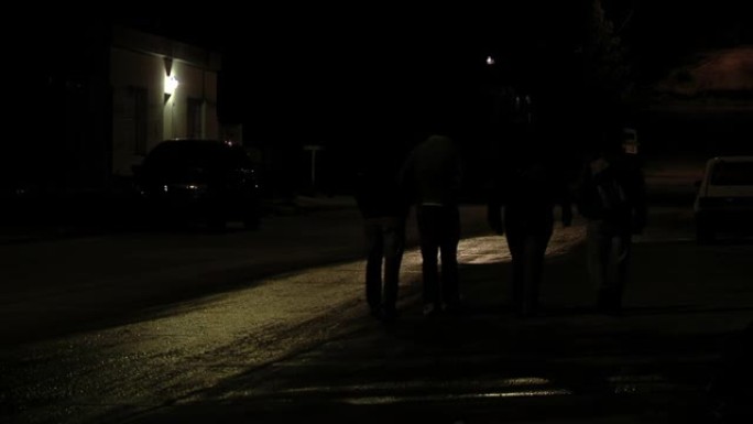 四个男人晚上一起散步的剪影。
